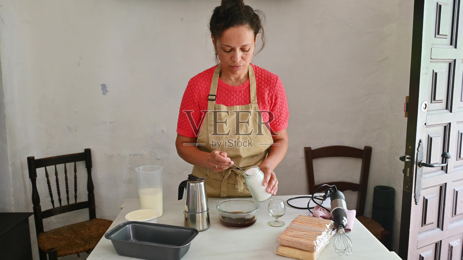 女人在乡村厨房准备意大利美食的食材照片摄影图片