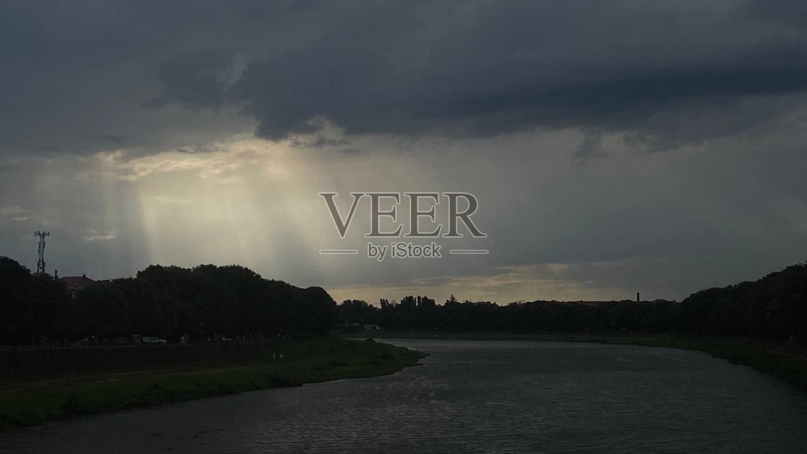 一条有雨云的美丽河流照片摄影图片