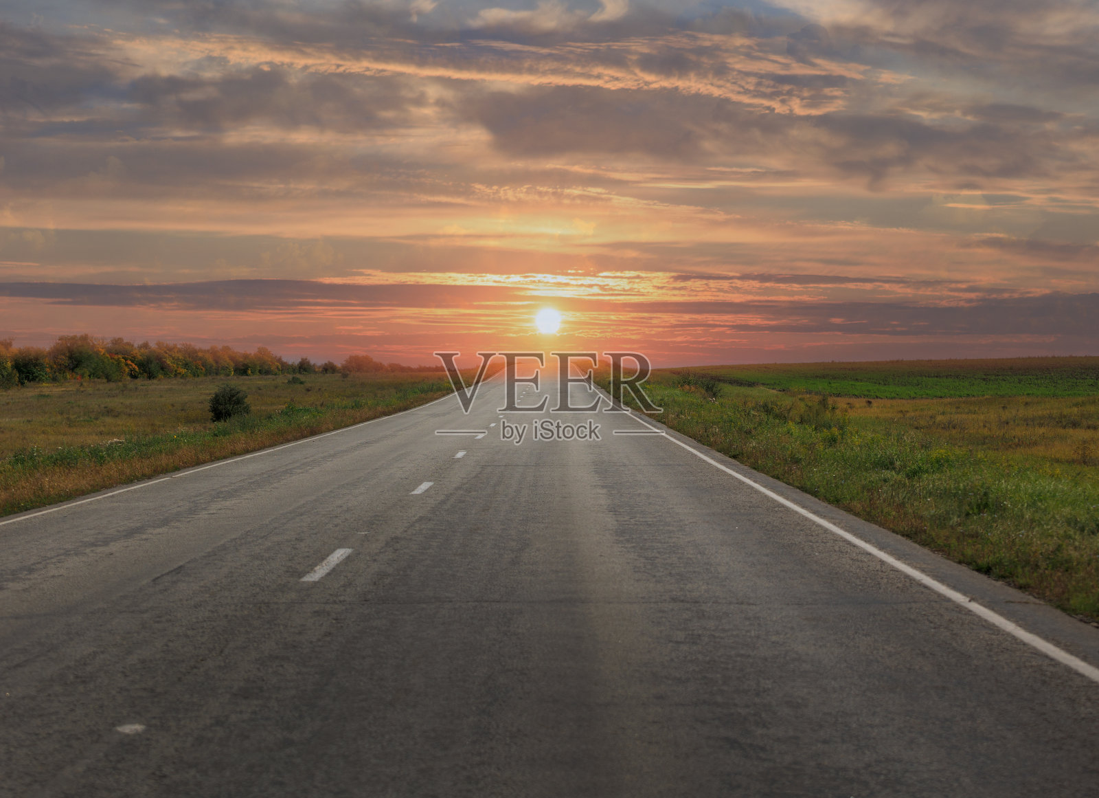 乡间小路上美丽的夕阳照片摄影图片