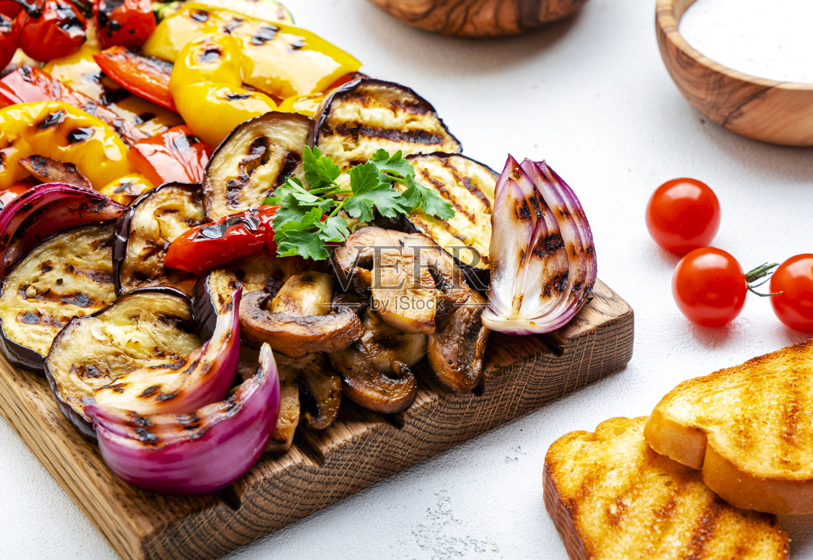 夏季素食烧烤开胃菜,配辣椒粉,茄子,西红柿,西葫芦,洋葱和蘑菇,白色背景,俯视图照片摄影图片