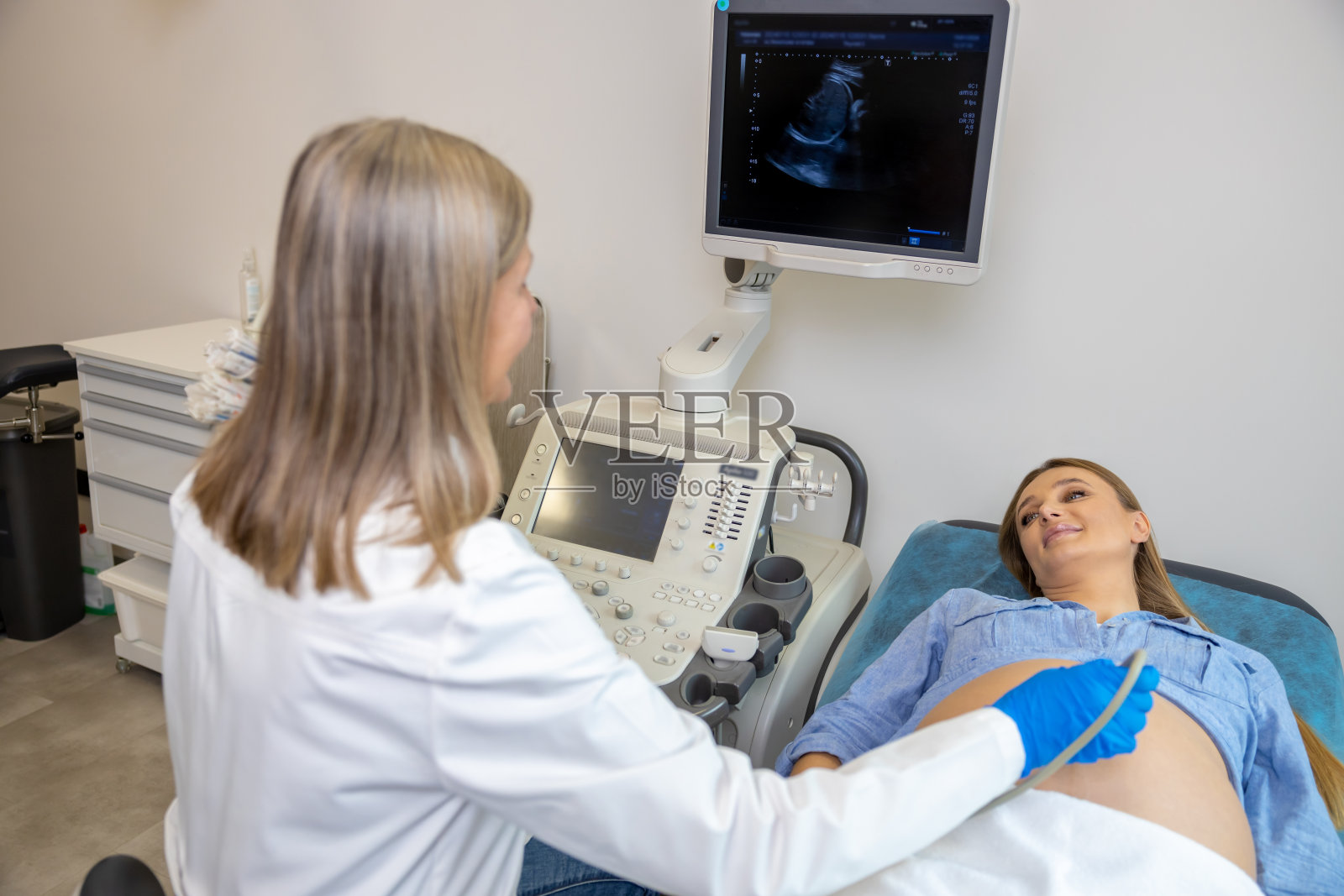 妊娠晚期临床超声检查的孕妇照片摄影图片