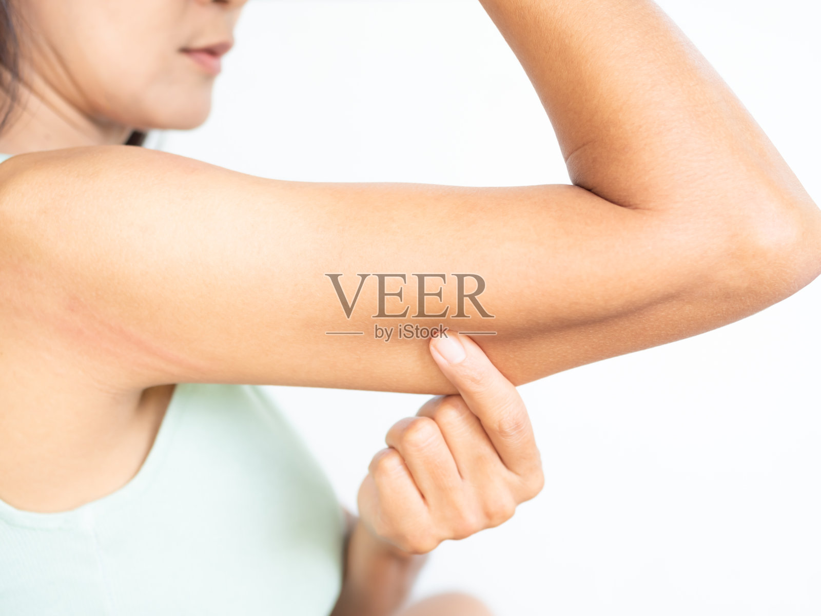 皮肤脂肪手女人的概念,人们在手臂上的脂肪,健身饮食年轻的生活方式,正宗的皮肤晒成亚洲泰国,松弛的肌肉和多余的脂肪,近距离苗条的身体,有型的女孩和健康。照片摄影图片