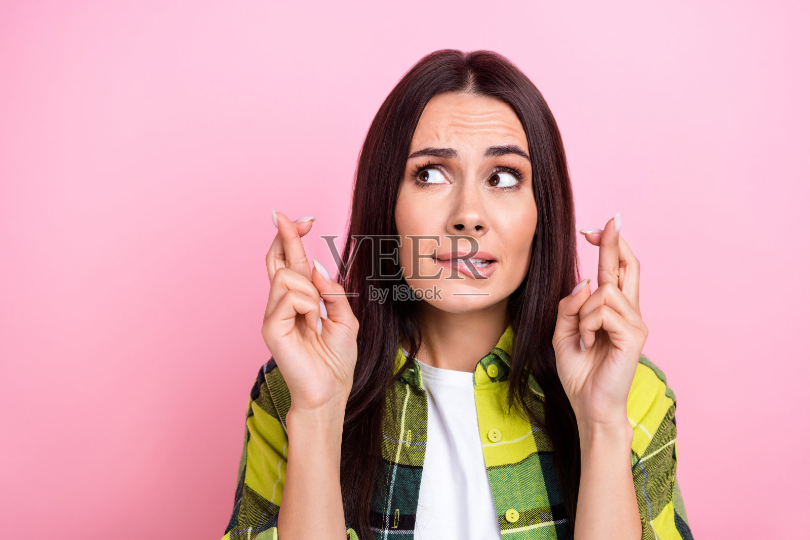 照片时髦的不确定的女士穿格子夹克手指交叉咬嘴唇看起来空白空间孤立的粉红色背景照片摄影图片