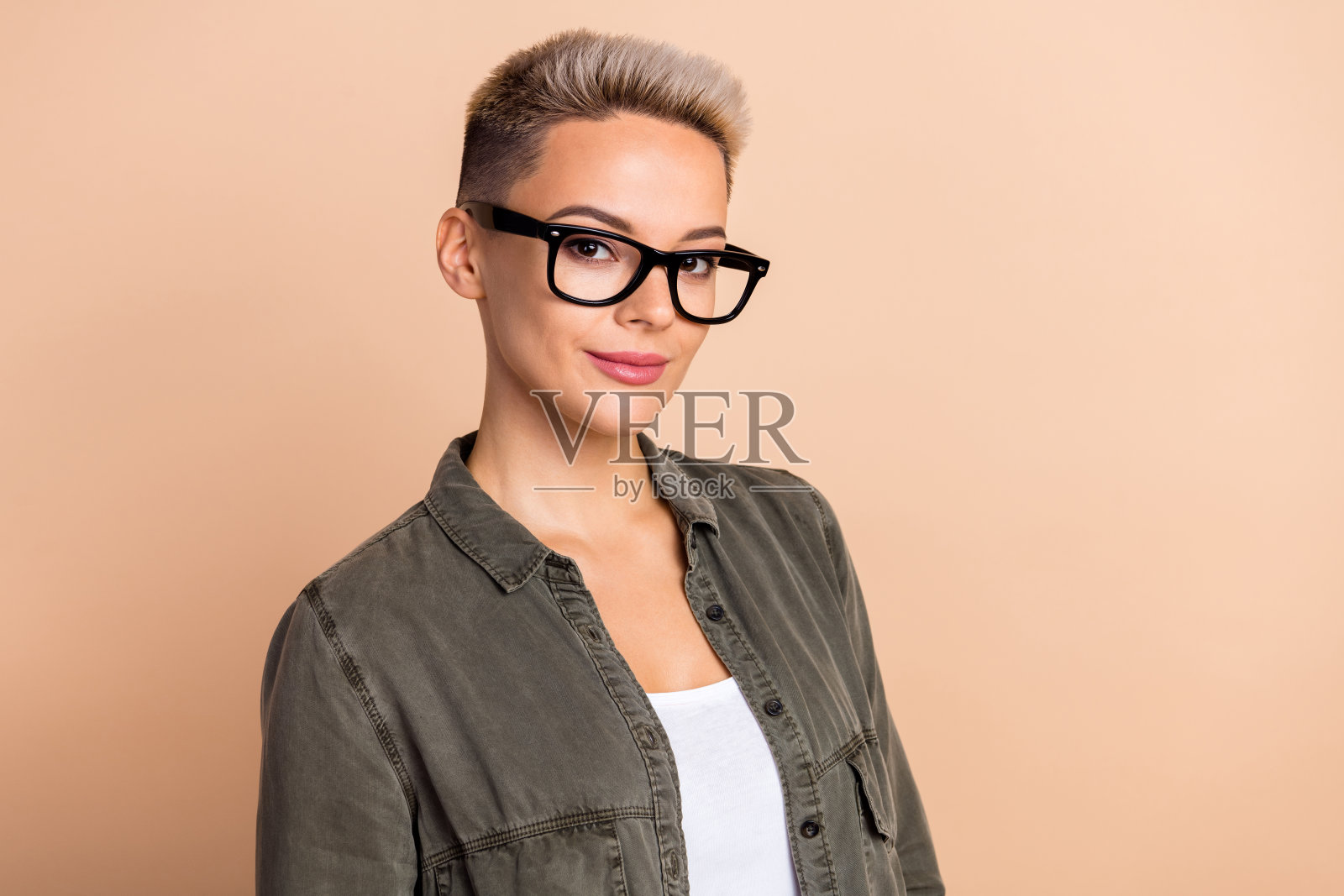 肖像华丽的惊人的女孩律师空白的空间和空白孤立的米色背景照片摄影图片