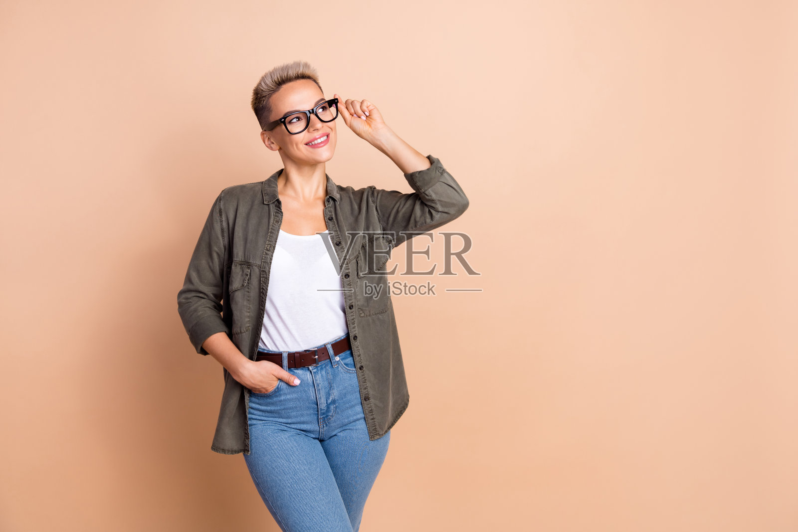 漂亮的创意头脑的照片女士手臂触摸眼镜看起来空的空间孤立的米色背景照片摄影图片