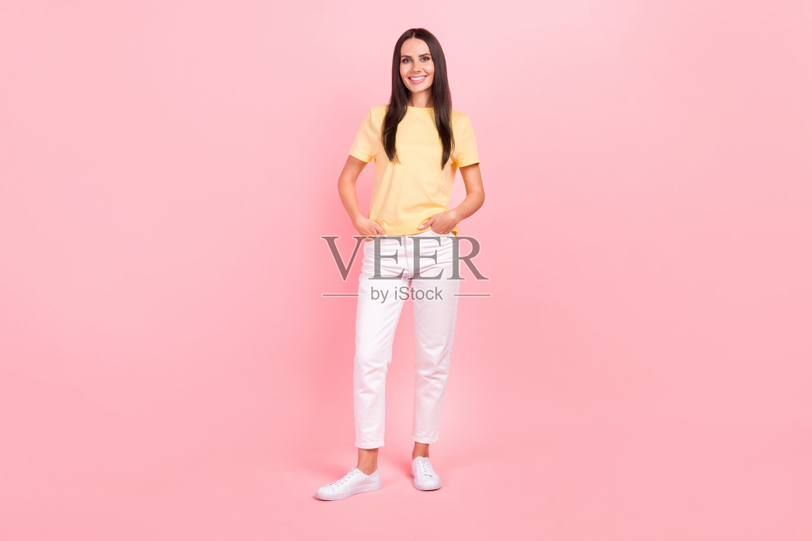 全身照片闪亮可爱的女士穿着黄色t恤走路手臂口袋孤立的粉红色背景照片摄影图片