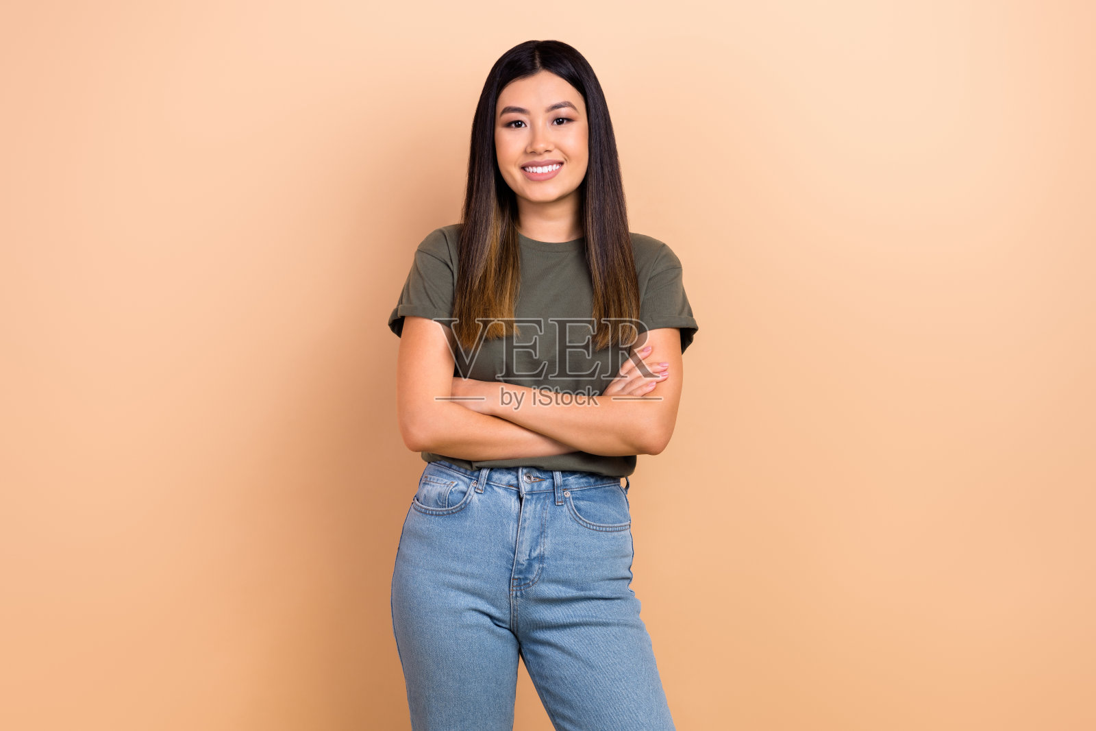 漂亮的亚洲年轻女孩的肖像抱臂交叉毕业的大学年轻专业孤立米色背景照片摄影图片