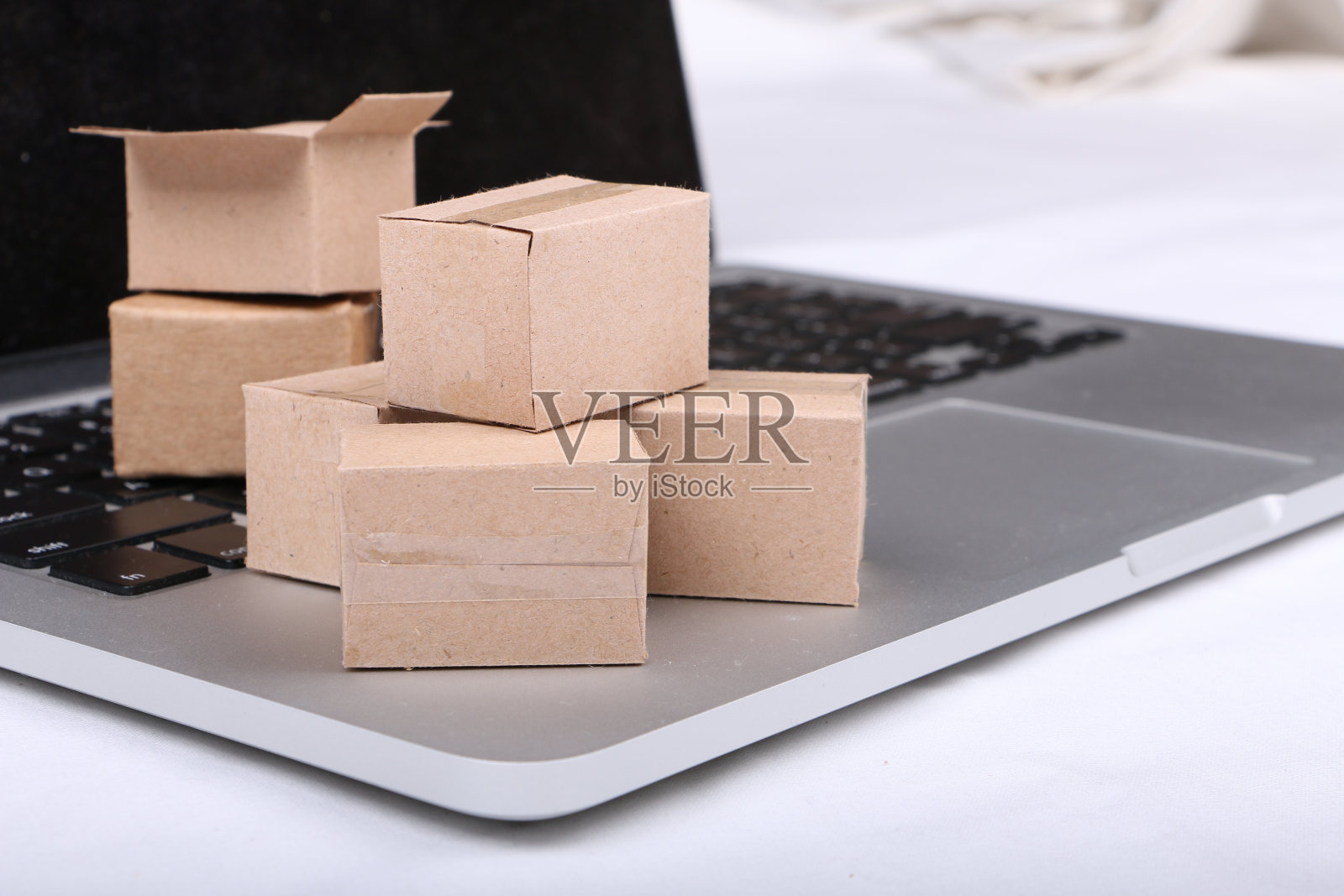 笔记本电脑上堆积纸板箱的特写照片摄影图片