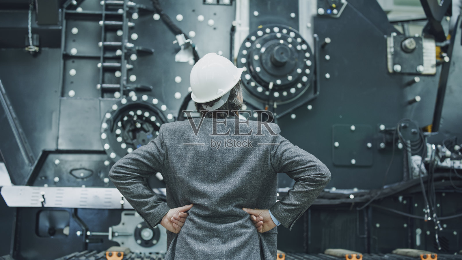 检查工业车辆零件的男检验员照片摄影图片