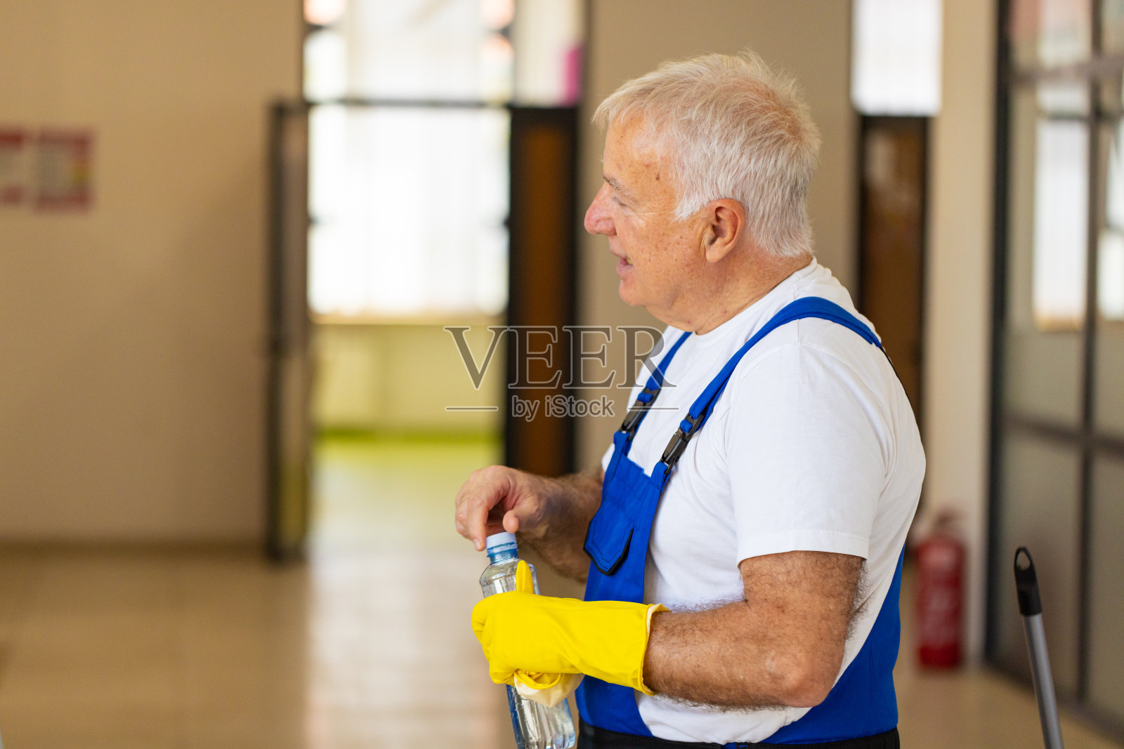 男看门人在休息照片摄影图片