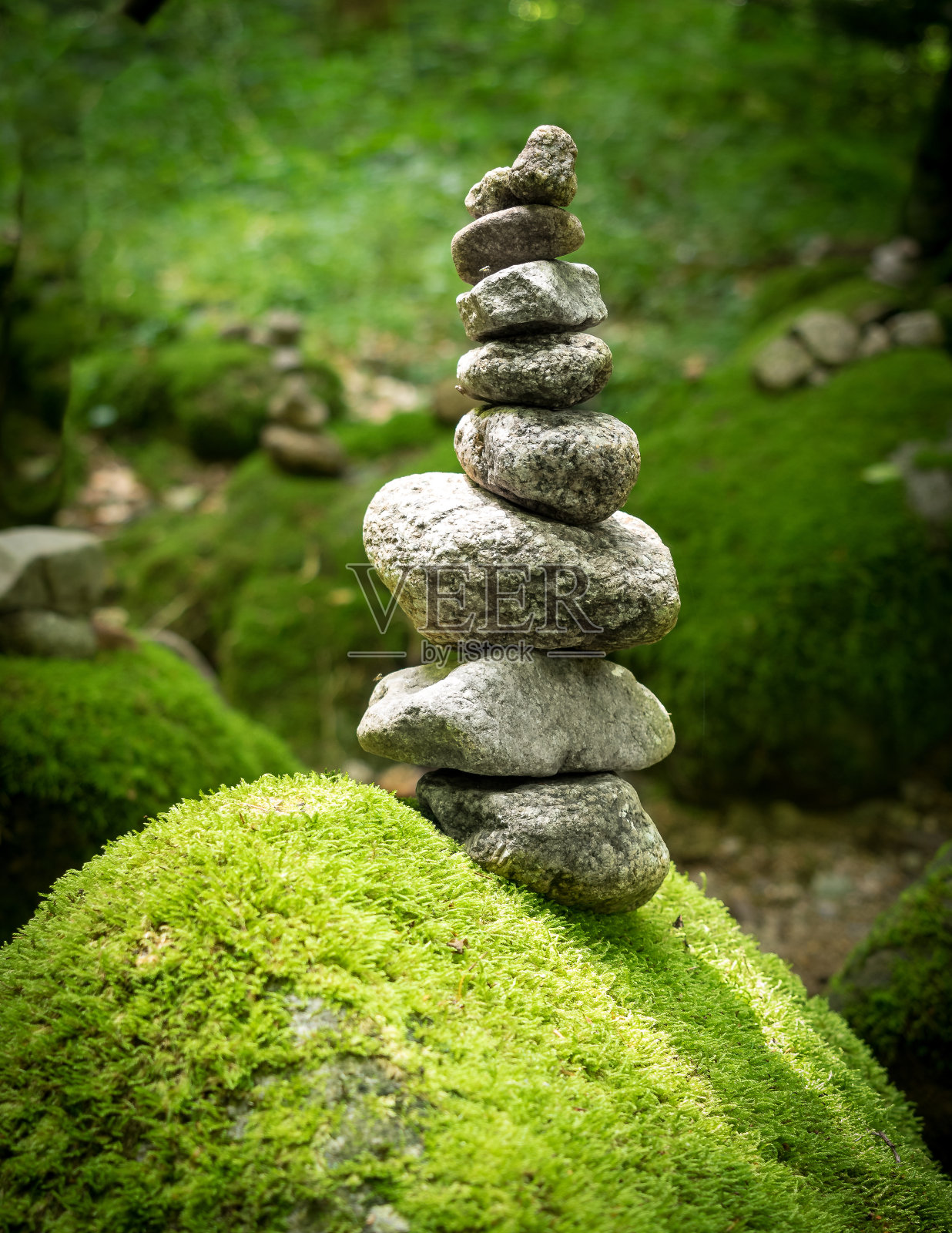 石头堆在岩石上照片摄影图片