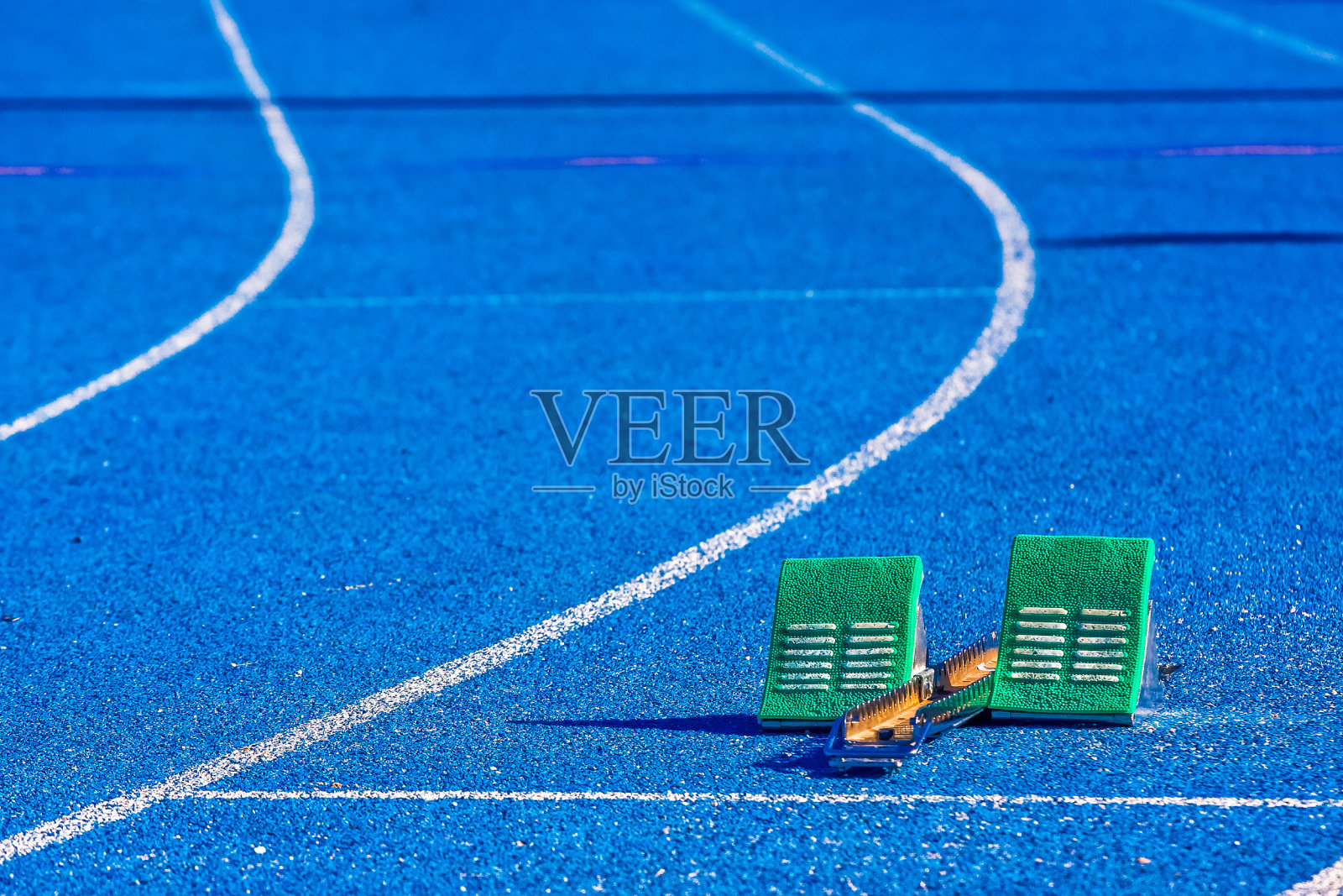 运动器材在场上的高角度视角照片摄影图片