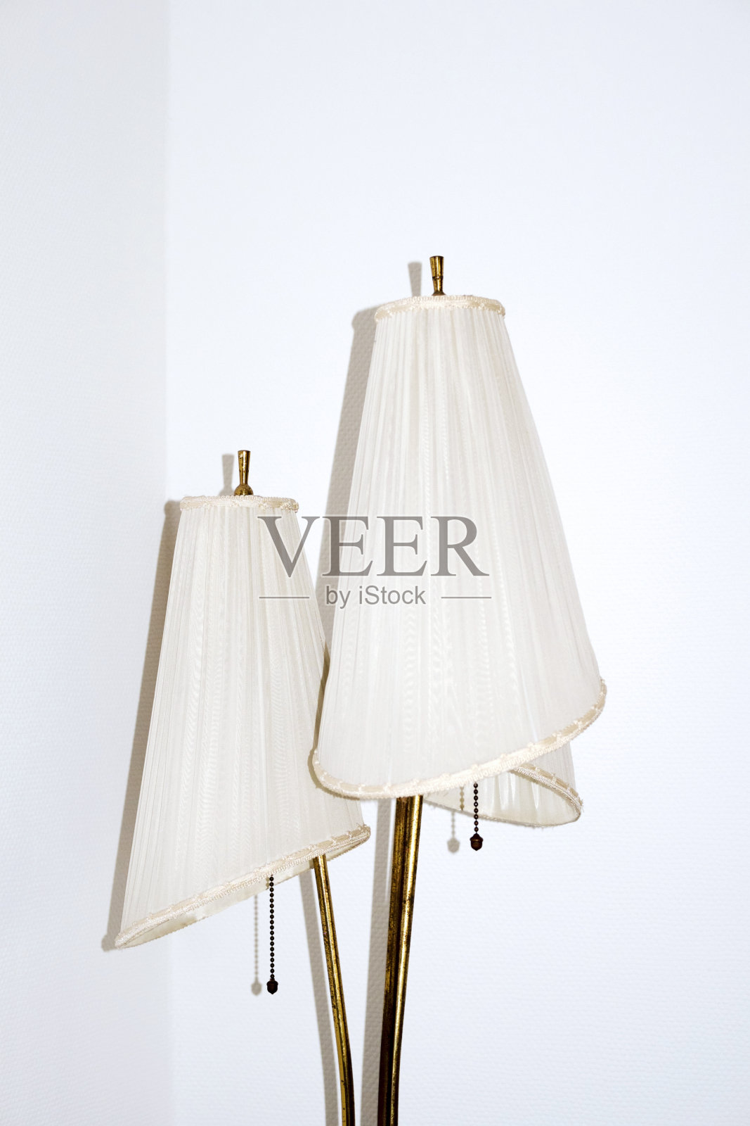 现代落地灯在白墙上的特写照片摄影图片