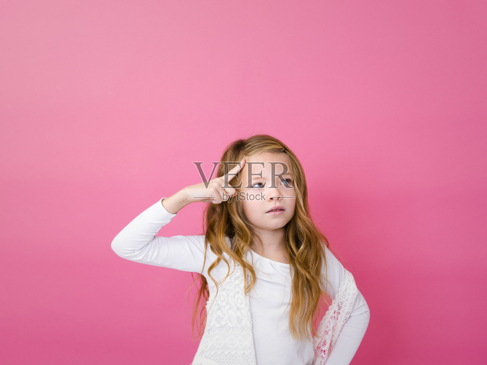 粉红色背景下-体贴的女孩照片摄影图片