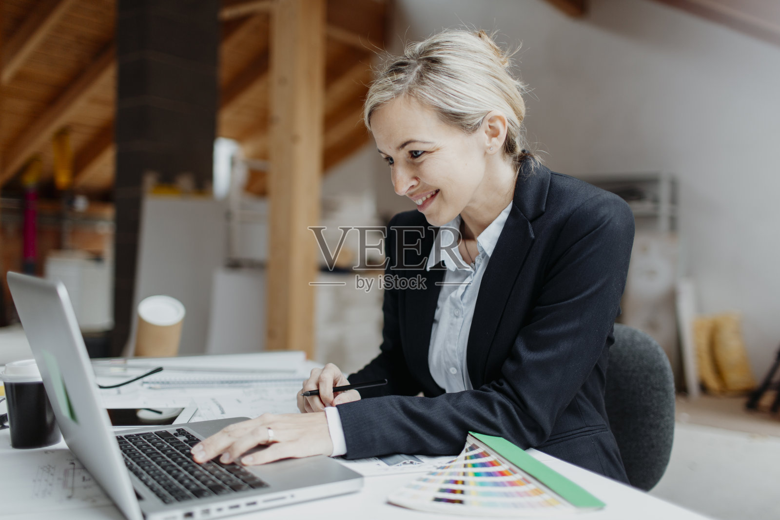 年轻的女商人在办公室使用笔记本电脑照片摄影图片