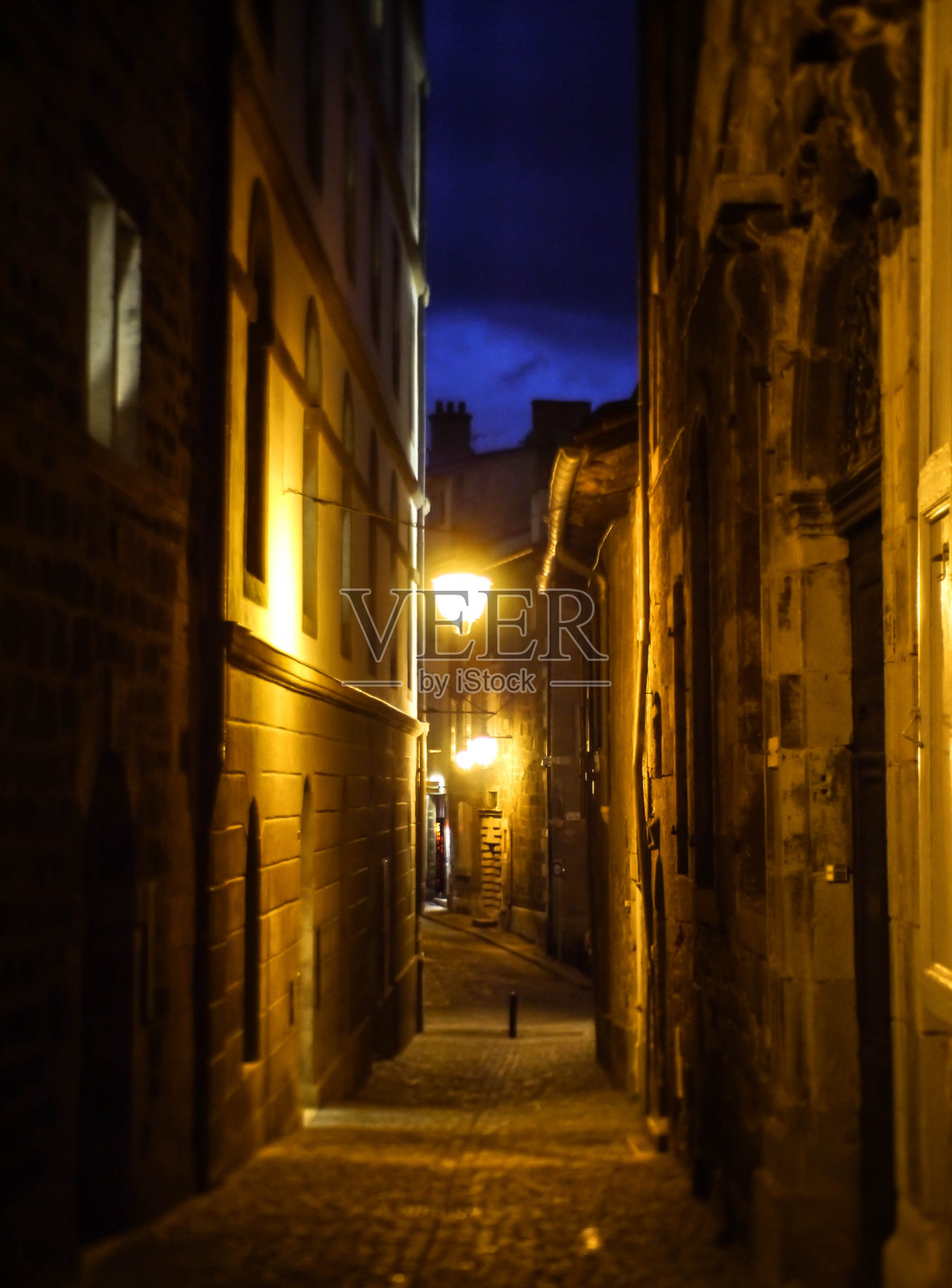 夜间照明建筑中的人行道照片摄影图片