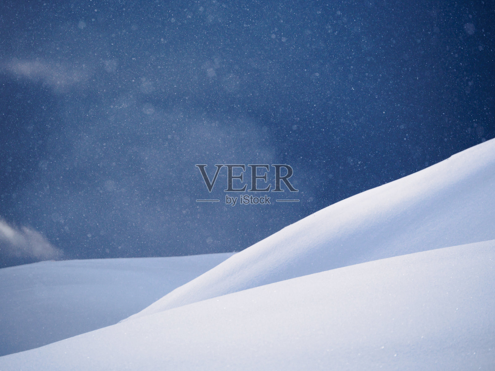 树在白雪覆盖的景观对天空照片摄影图片