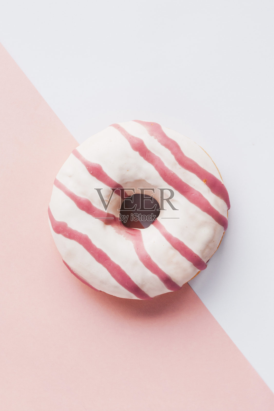 桌子上的甜甜圈特写照片摄影图片