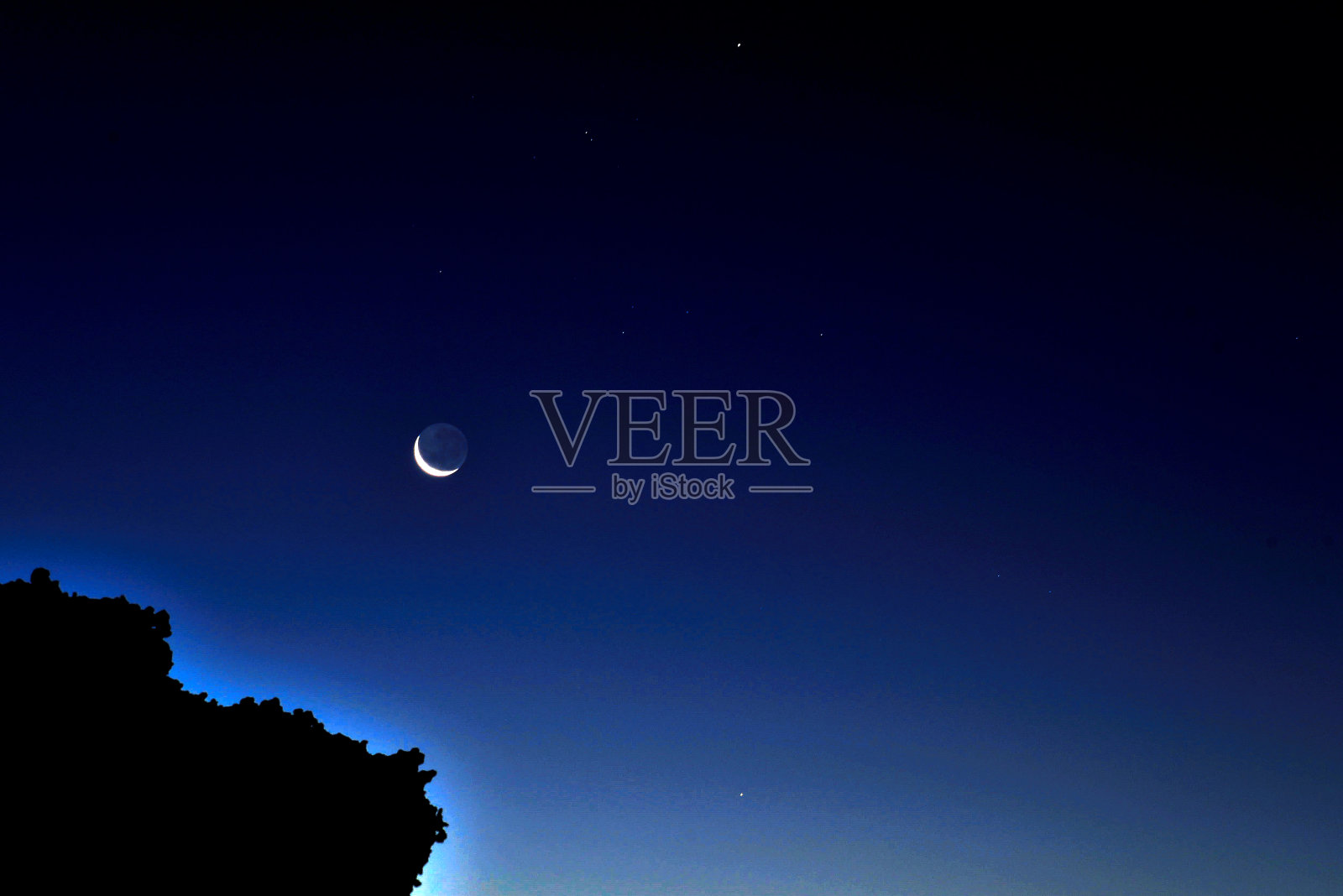 低角度看月亮对清澈的蓝天照片摄影图片