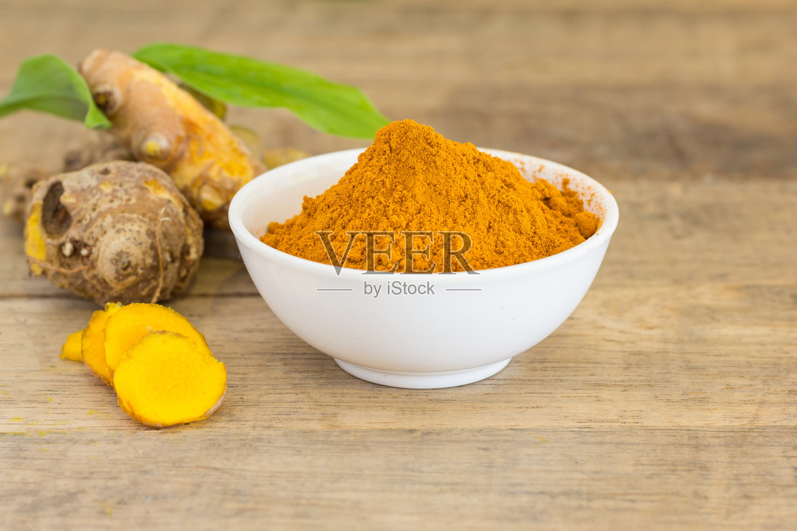 木桌上的地面姜黄特写照片摄影图片