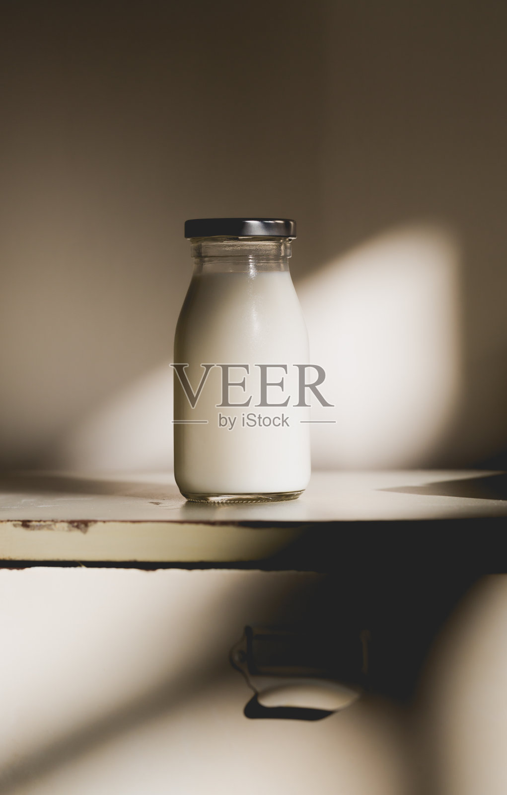 桌子上瓶子里的牛奶特写照片摄影图片