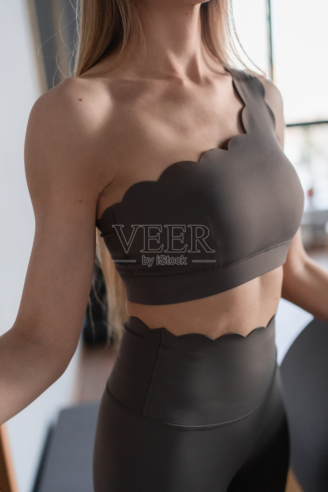 普拉提健身教练普拉提工作室。年轻的运动魅力的女人穿着运动服在瑜伽工作室。健美、健康、强壮的正品身体。健康的概念照片摄影图片