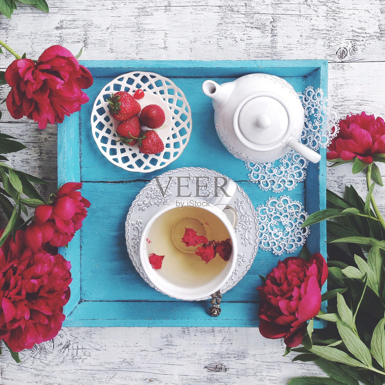 鲜花与茶杯和草莓的高角度视角照片摄影图片