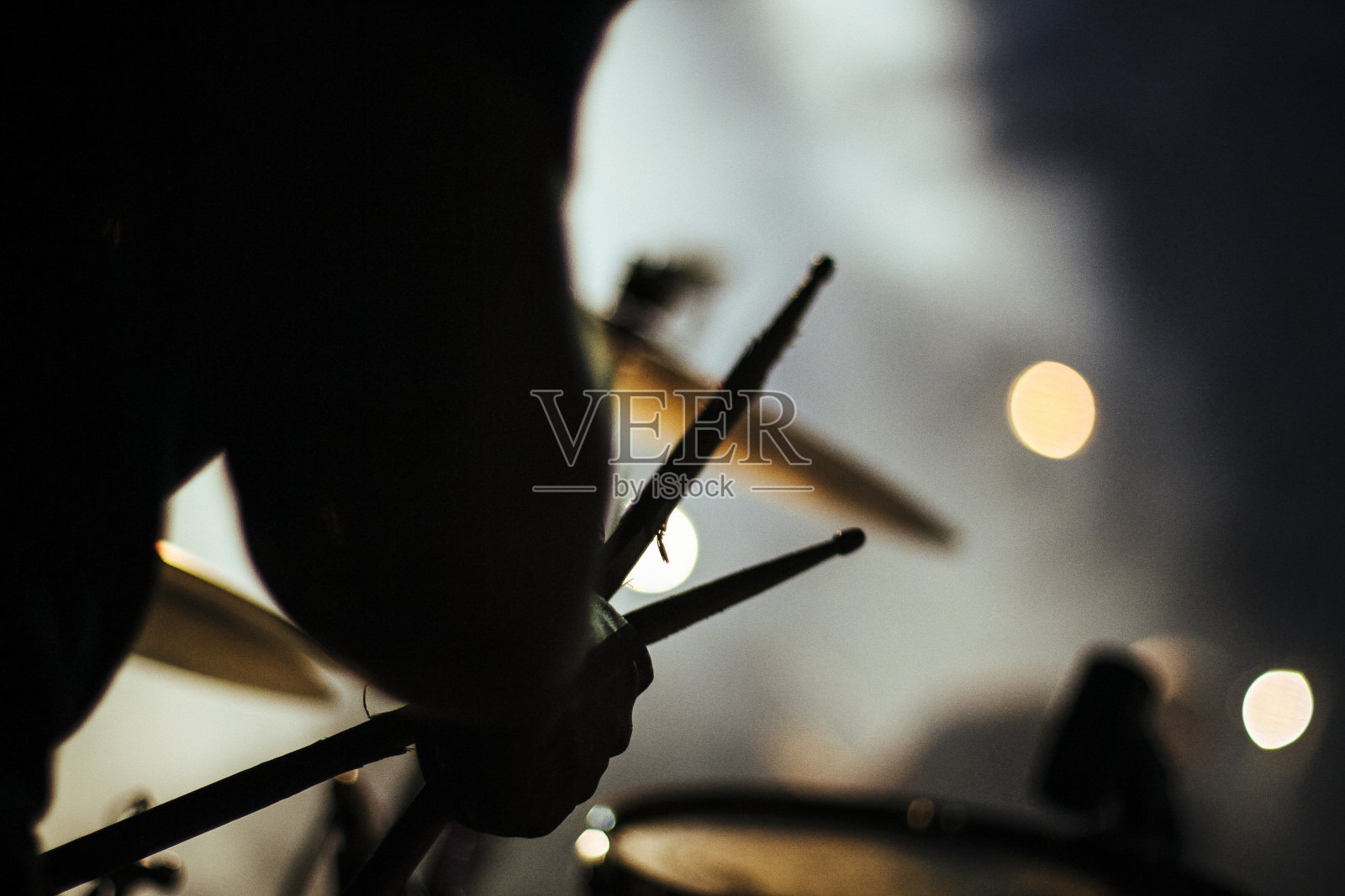 剪影鼓手在音乐会期间表演的裁剪图像照片摄影图片