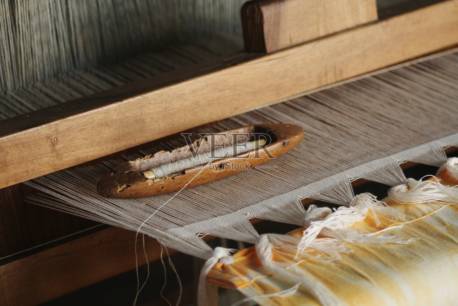 工厂织布机上的线照片摄影图片