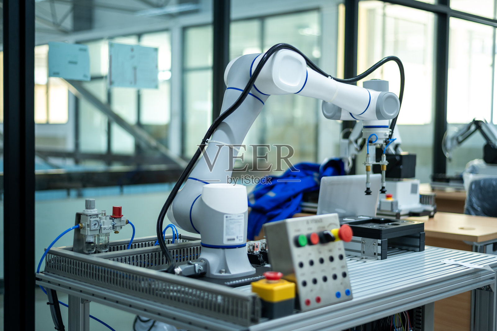 机器人工业工程编程与操纵,工业机器人设计,高科技设施,现代机器学习。大规模生产自动化。照片摄影图片