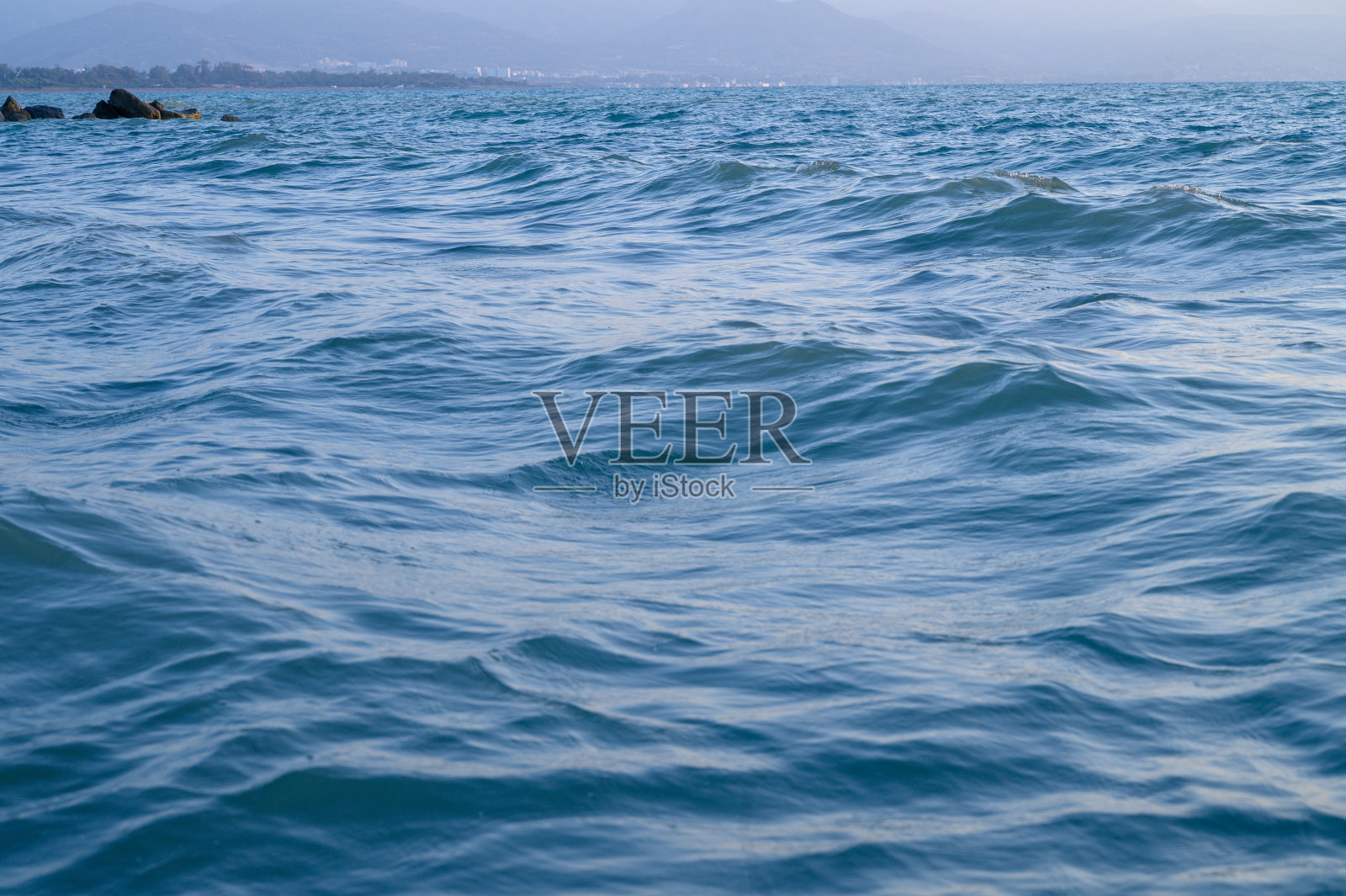 地中海水面的涟漪。水的质地。照片摄影图片