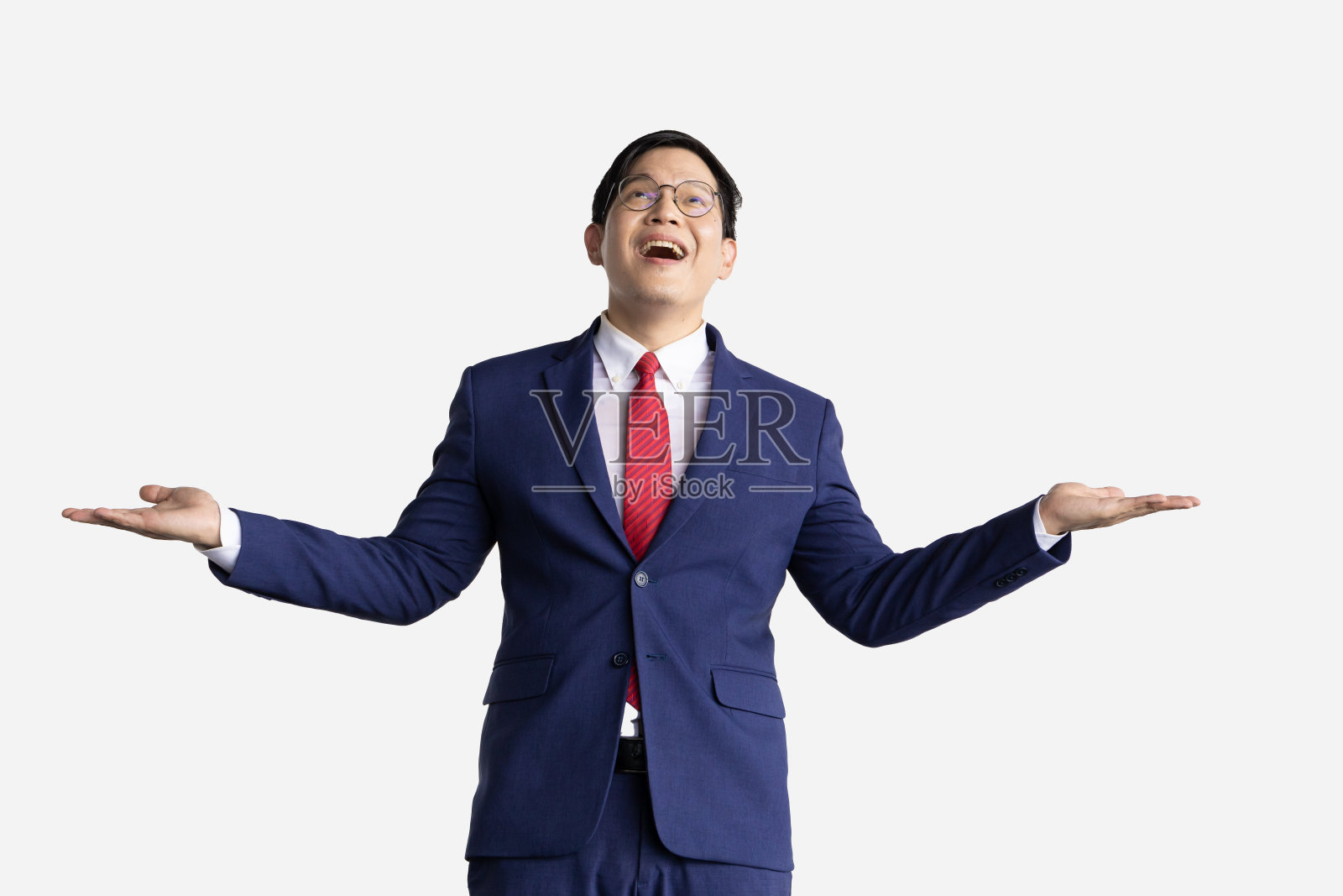 商人高兴地收到从上面掉下来的钱,孤立于白上。商人姿态快乐成功财富收入来临。照片摄影图片