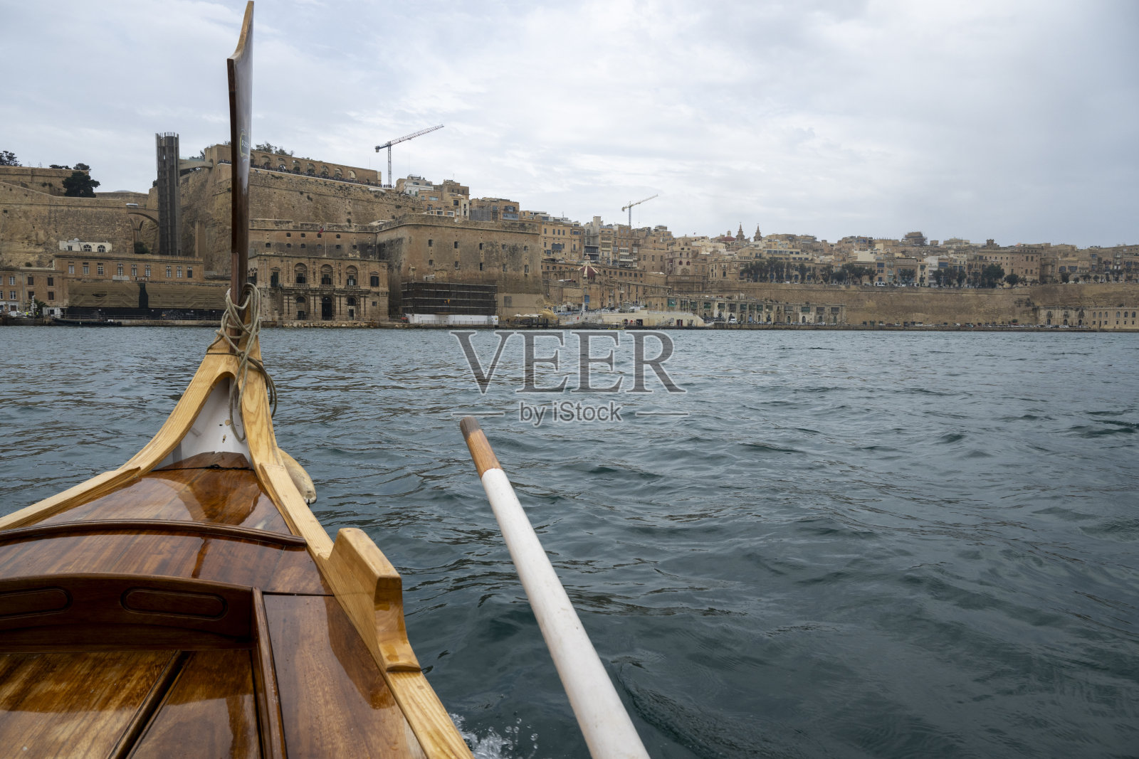 看过去的船首到老城区和海滨照片摄影图片