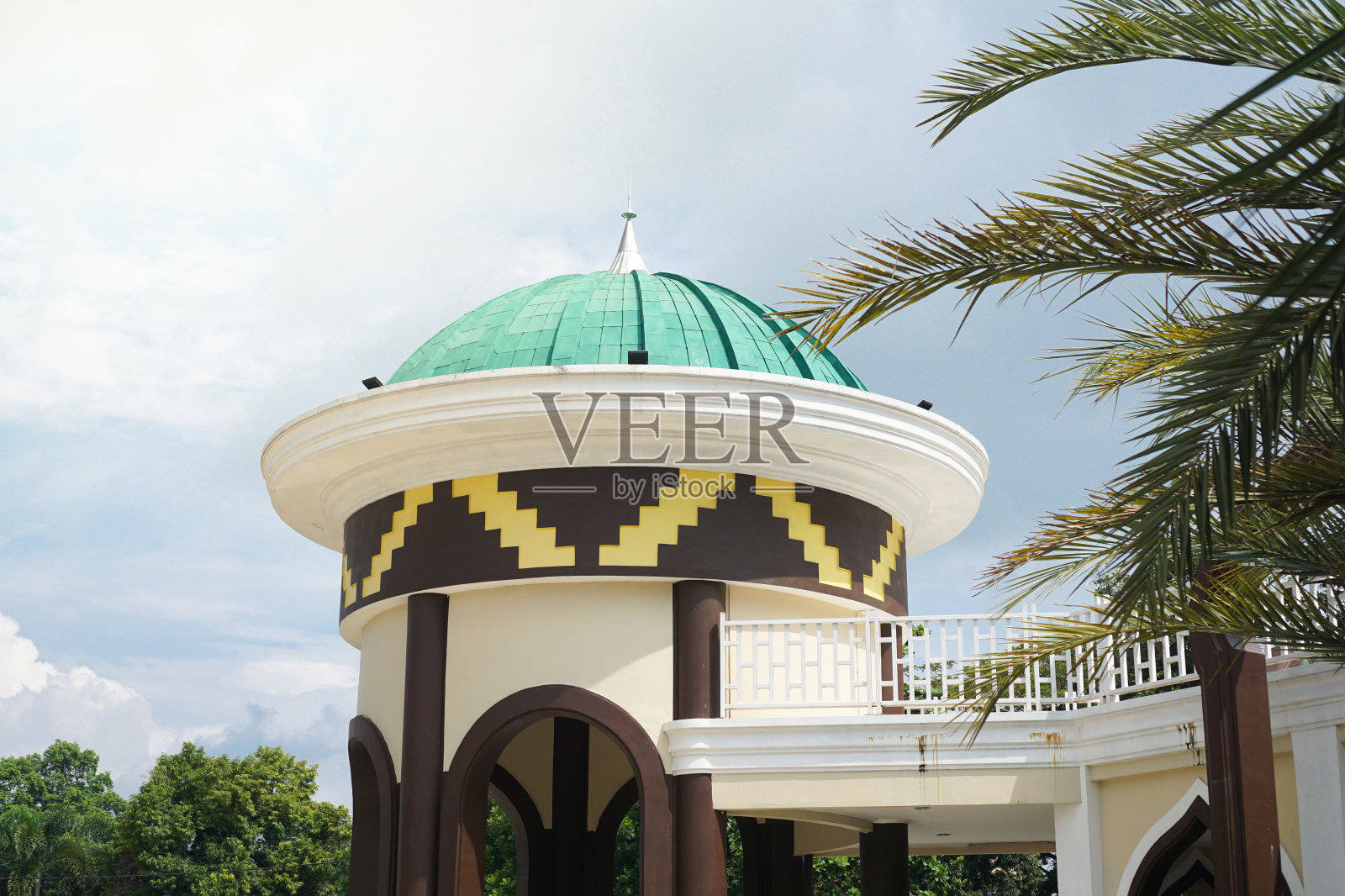 绿色圆顶清真寺,棕榈树和蓝天下照片摄影图片