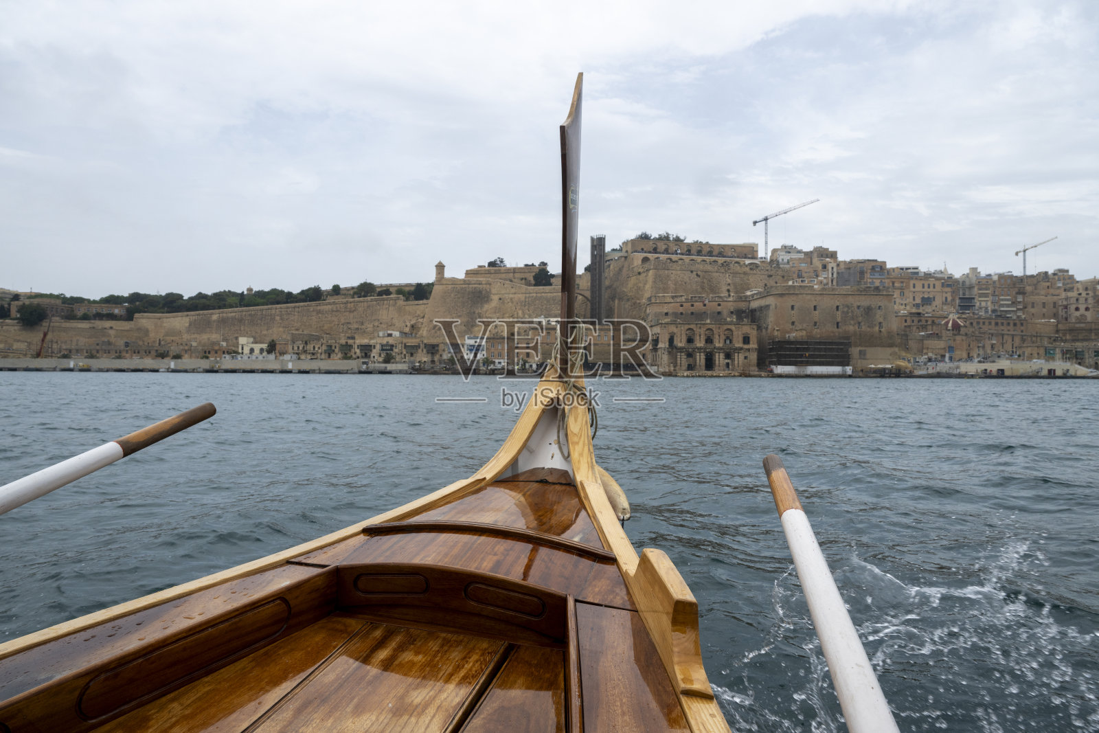 看过去的船首到老城区和海滨照片摄影图片