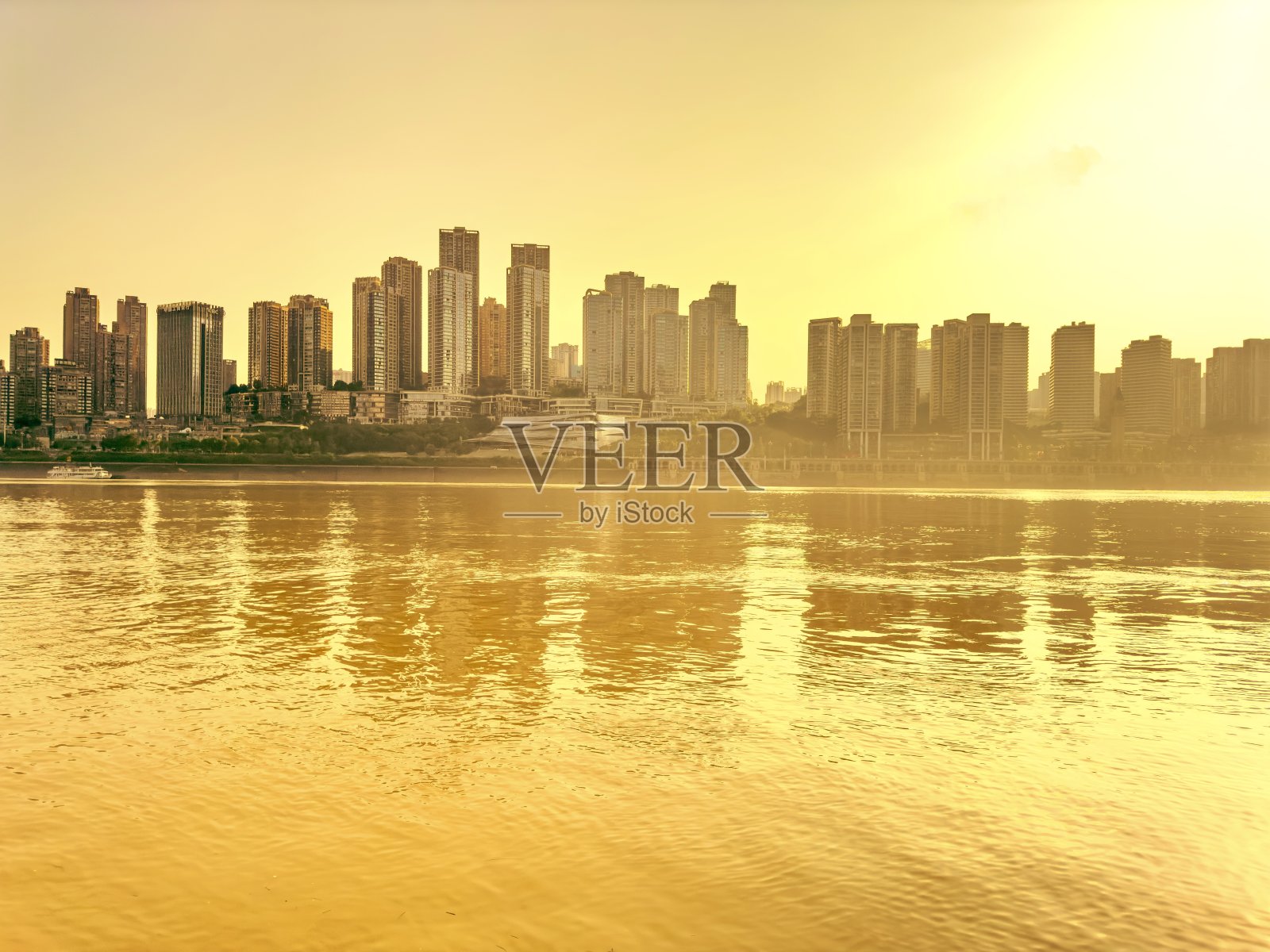 重庆天际线和长江上的晨光照片摄影图片