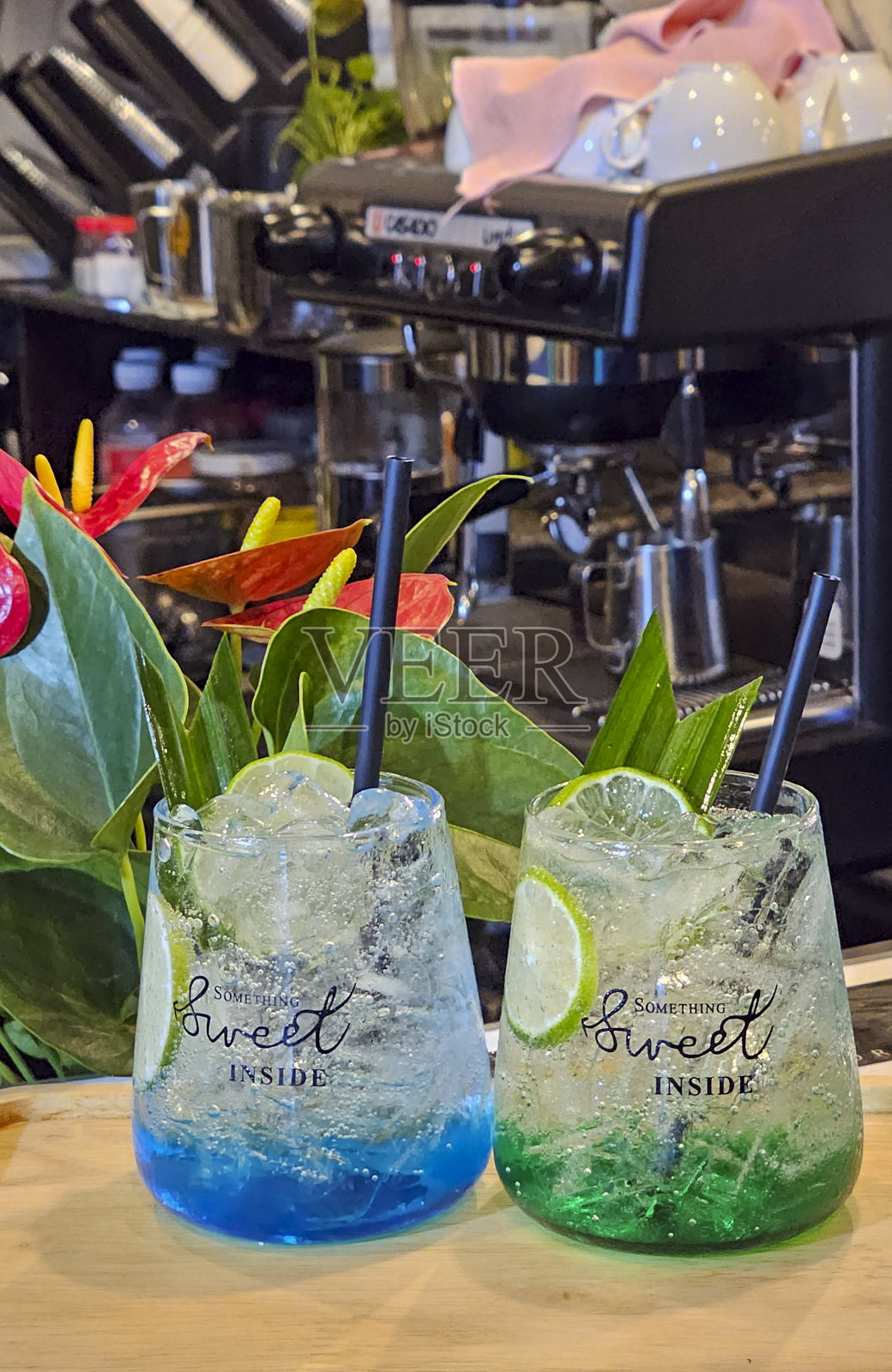 蓝色苏打水和青苹果苏打水照片摄影图片