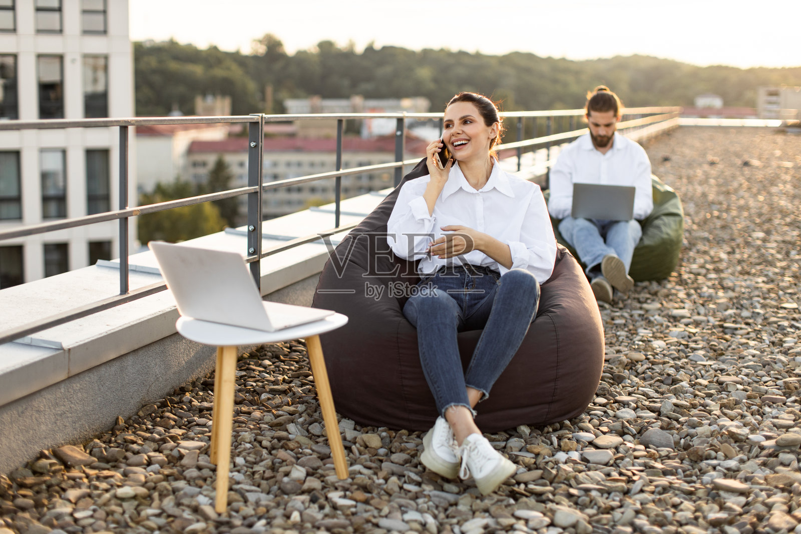 同事们在屋顶用笔记本电脑远程工作照片摄影图片