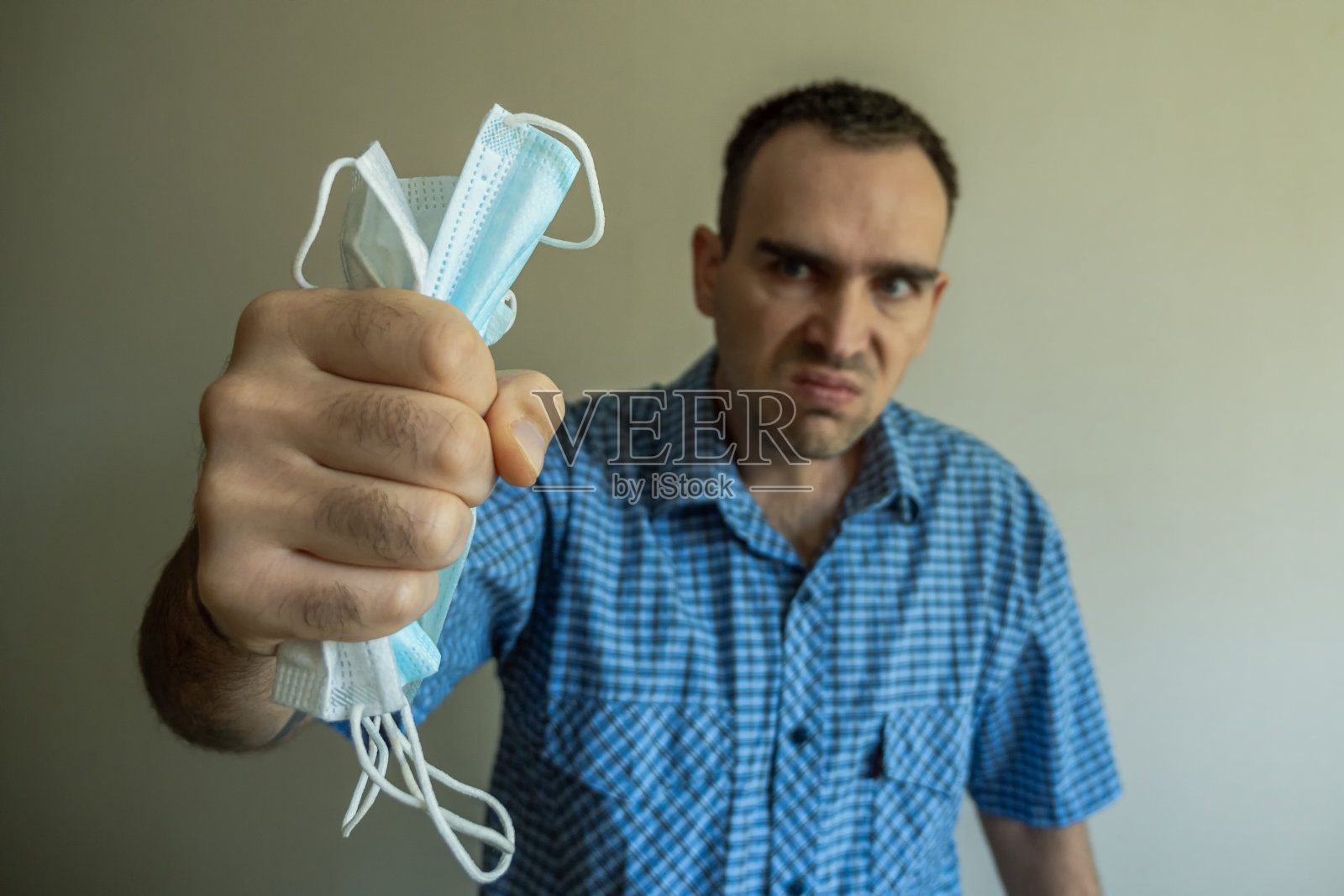 一个男人紧握医用口罩的特写镜头照片摄影图片