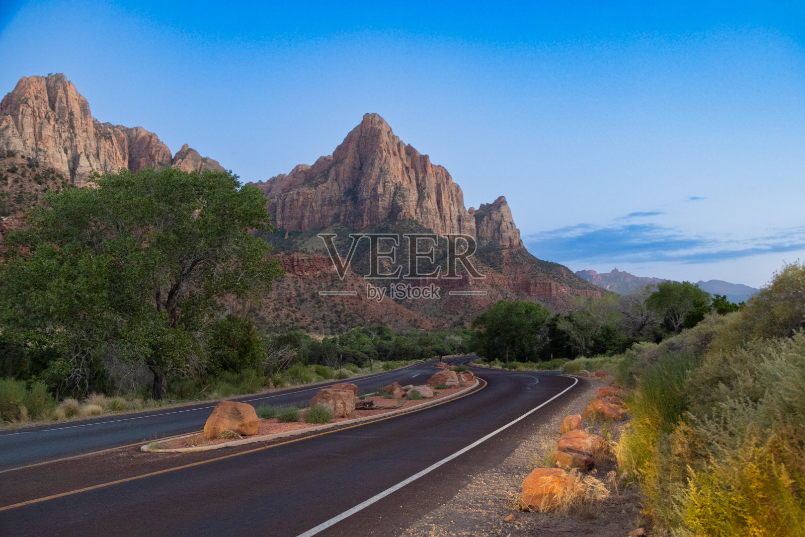 黄昏时分穿过锡安峡谷的道路照片摄影图片