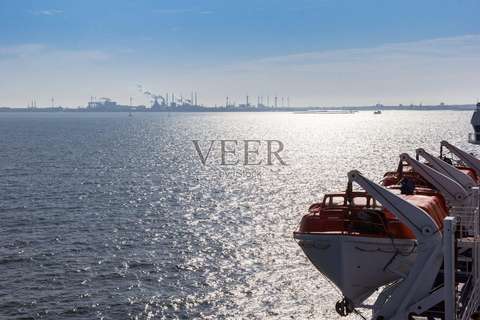 IJmuiden北海海岸的一艘游轮上的景色照片摄影图片