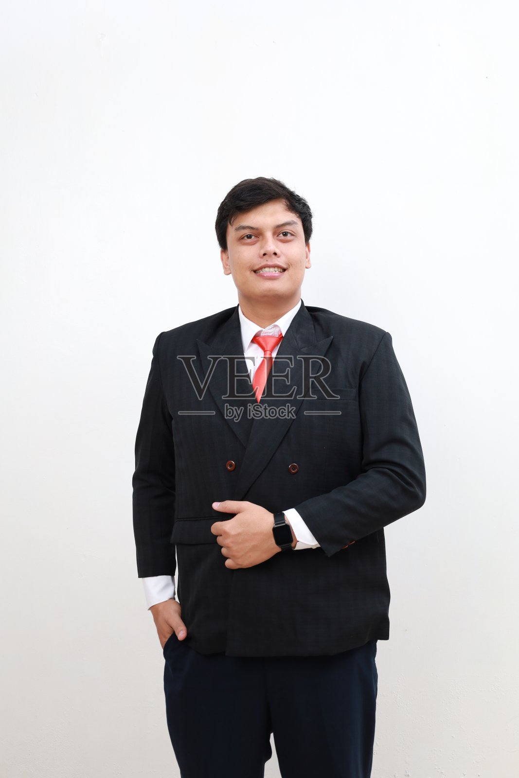 幸福微笑的年轻亚洲商人的肖像,孤立在白色背景上。商业成功的概念。照片摄影图片