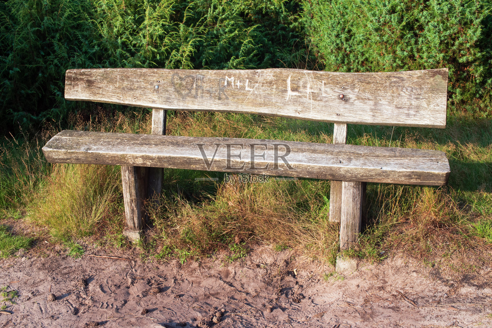 浪漫的长椅,放松在石南景观与雕刻。照片摄影图片