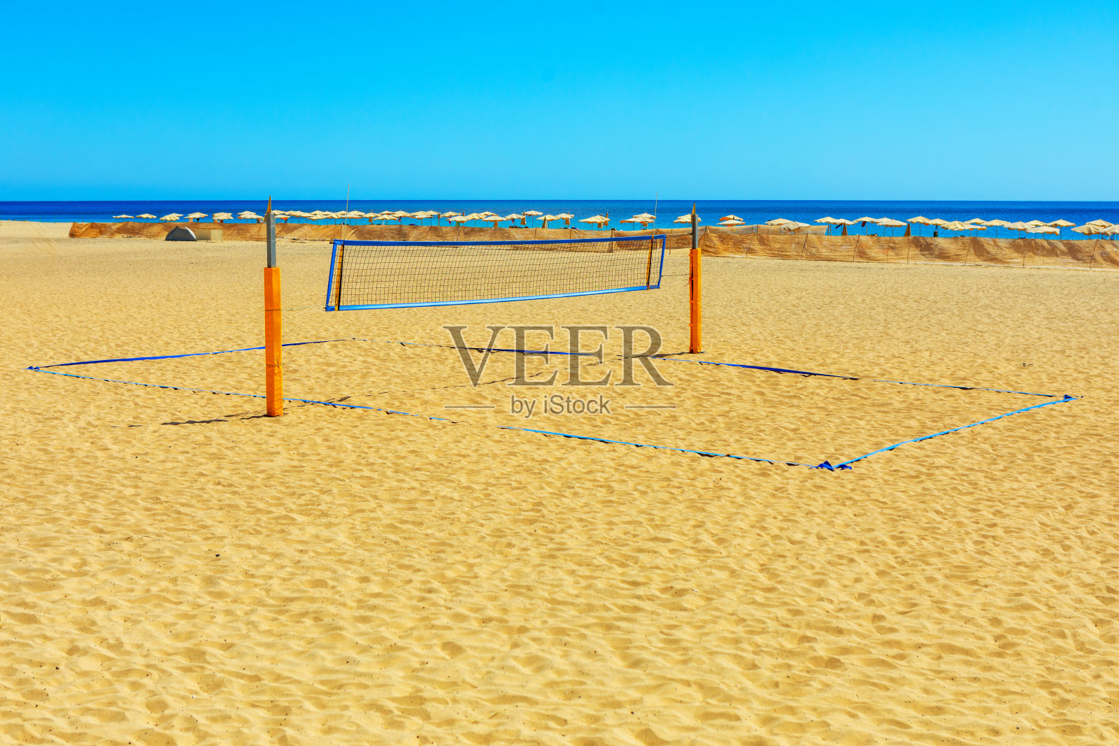 排球网设在沙滩上照片摄影图片