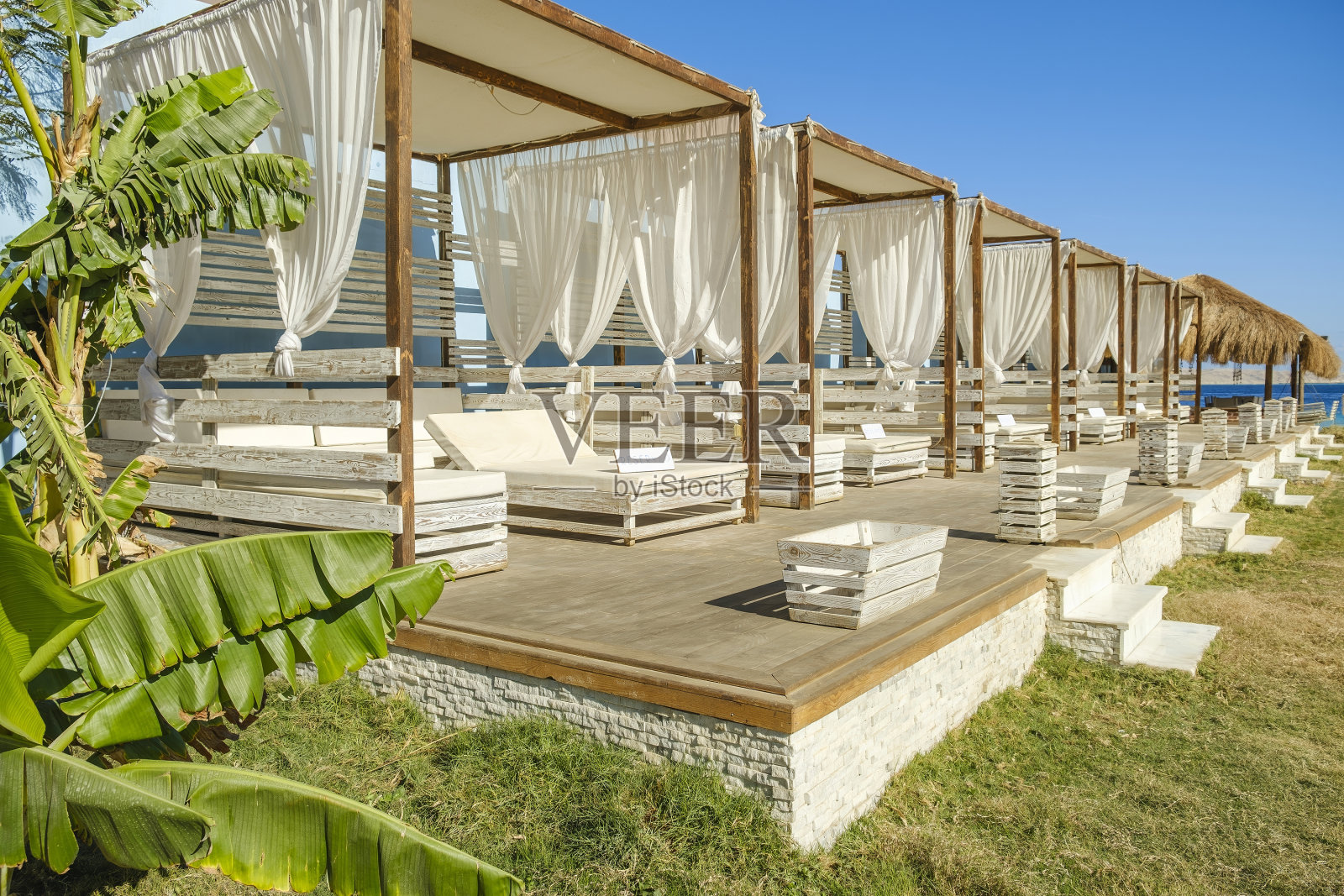 海滩上带白色窗帘的豪华海滨凉亭照片摄影图片