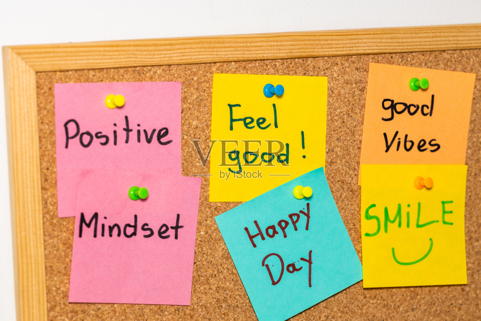一套彩色的积极思考便签贴在一块板上。激励的态度,积极的心态,快乐和自信,这将是美好的一天照片摄影图片