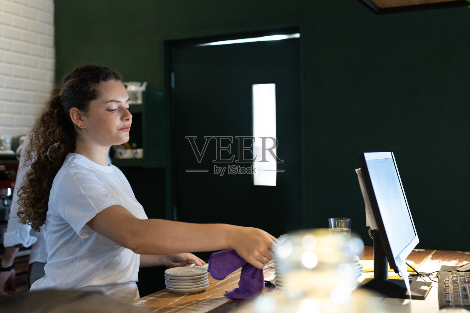 年轻女子第一天上班,在咖啡店学习照片摄影图片