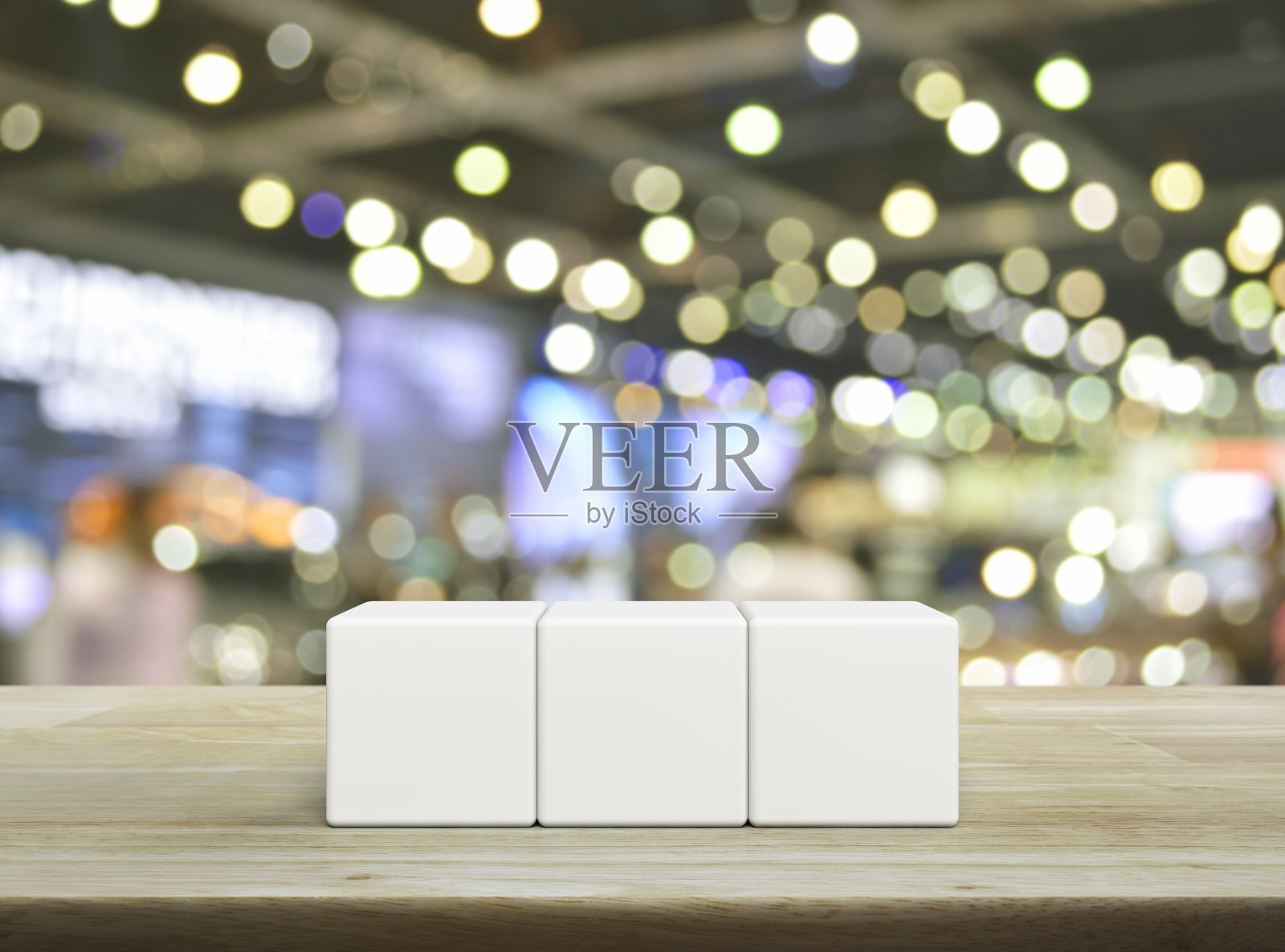 木桌上的三个白色方块照片摄影图片