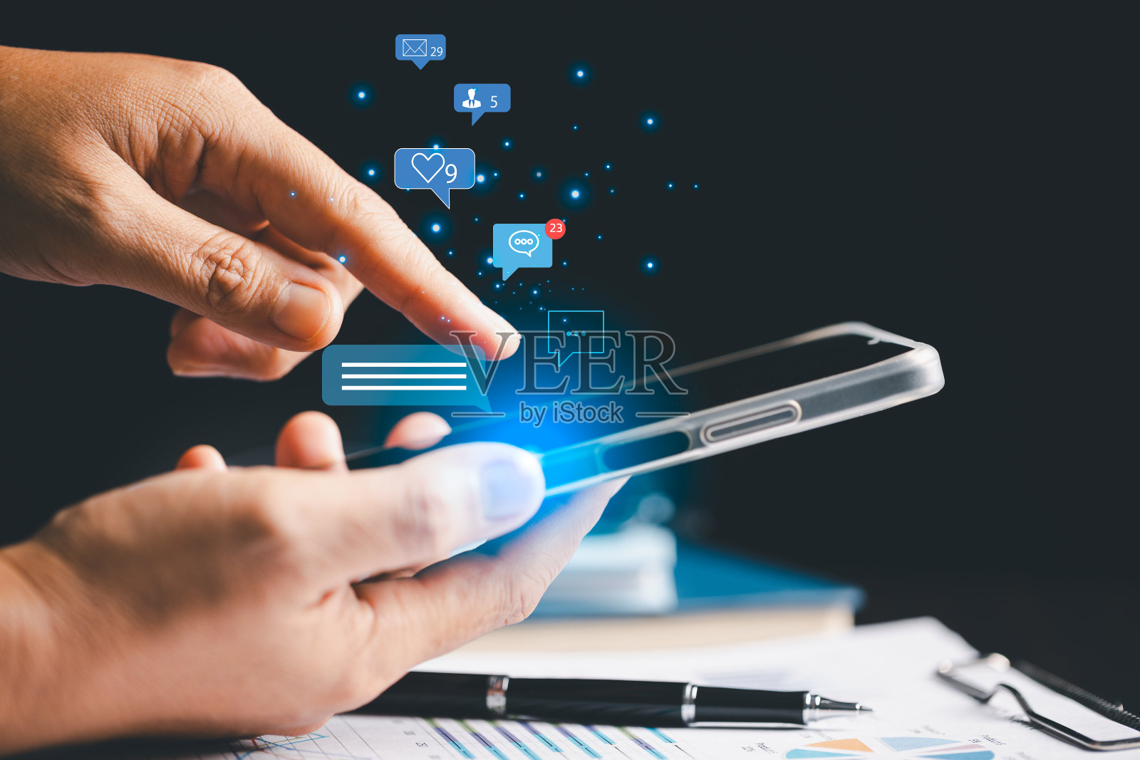 人们使用智能手机点击社交媒体图标,开始在他们的网络中聊天和交流。聊天,社交,通信,图标,媒体,信息,现代信息的核心概念。照片摄影图片