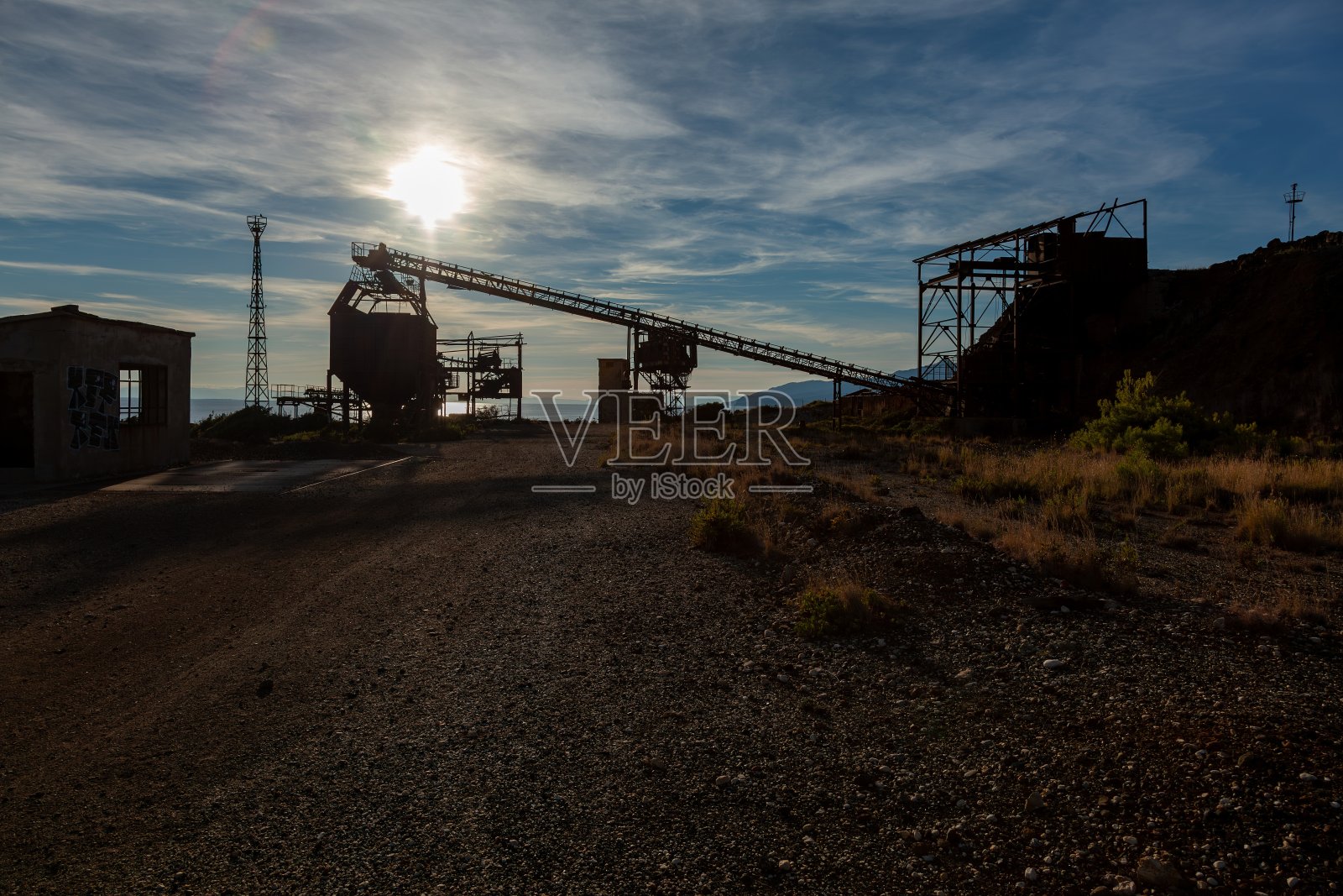 废弃矿井里的机器照片摄影图片